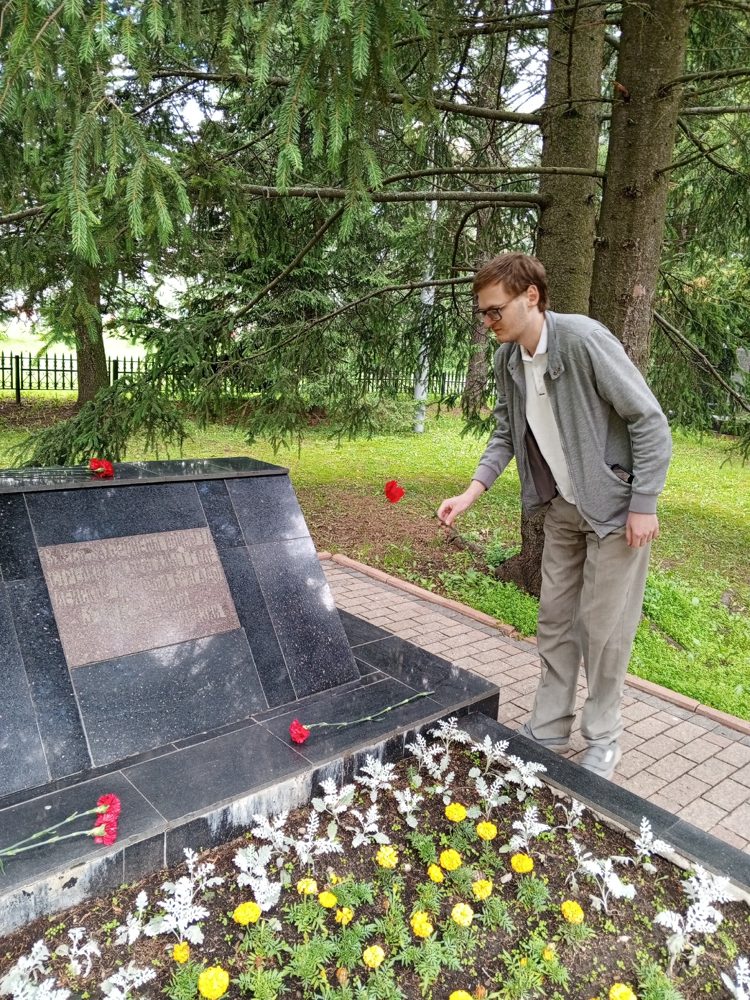 Maxim Mikhailov laying flowers at a war grave in Kryukovo, 21 June 2024