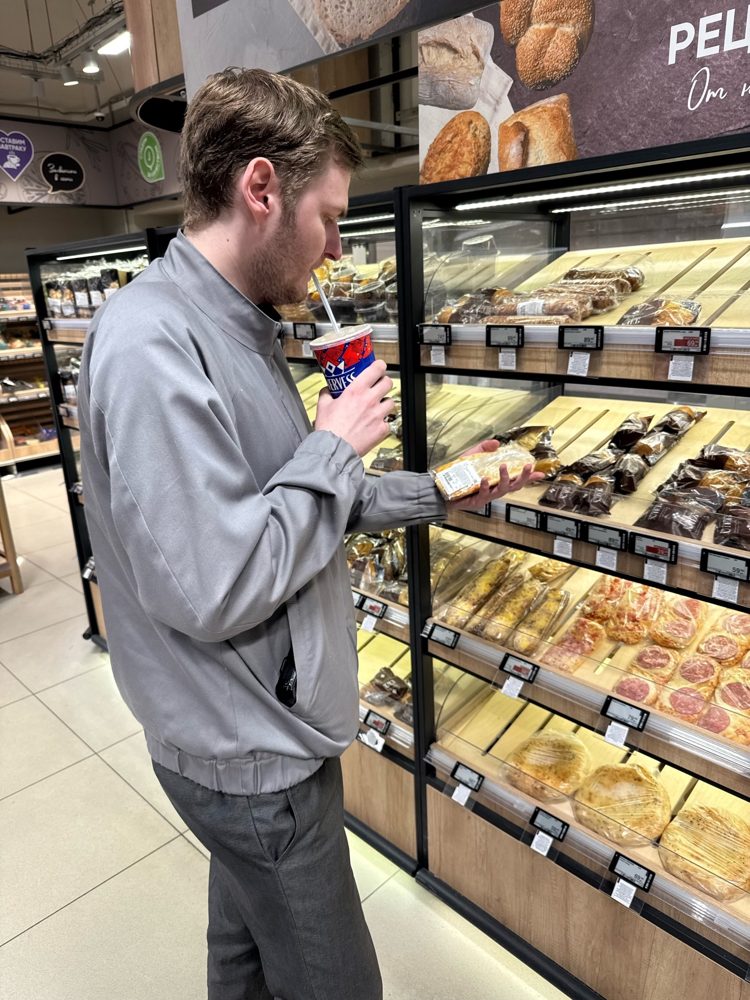 Maxim Mikhailov checking expiry dates on a shelf in Perekrestok, Kryukovo, April 2025