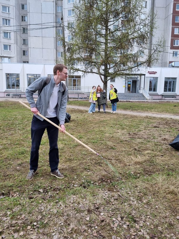 Maxim Mikhailov with a rake at a clean-up day in the park of the 14th microdistrict, Kryukovo, 20 April 2024